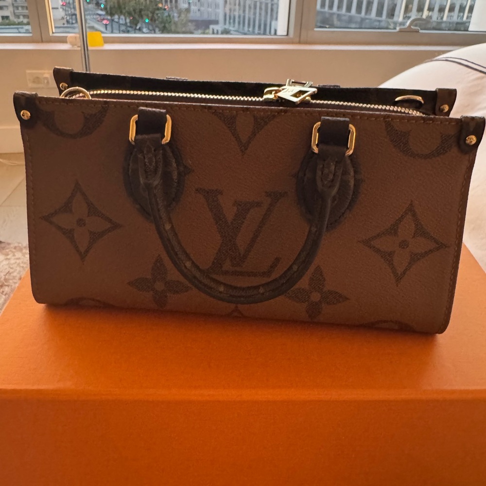 Louis Vuitton OnTheGo East West Chain - Picture 6 of 12